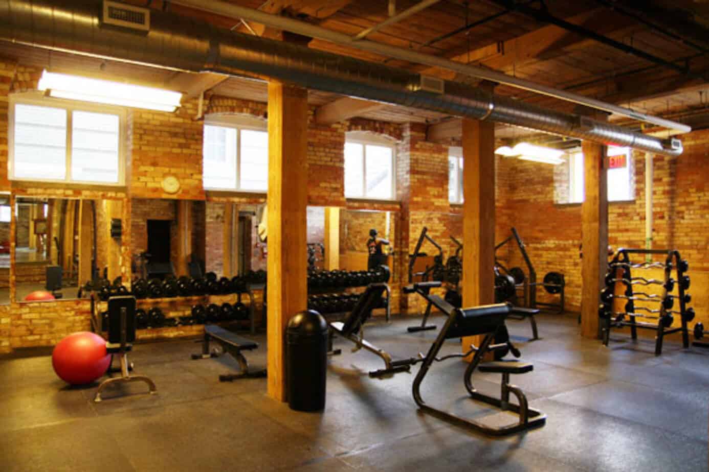 15a9-20070111_kingclubweightroom.jpg-resize_then_crop-_frame_bg_color_fff-h_1365-gravity_center-q_70-preserve_ratio_true-w_2048_